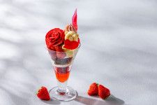 シャングリ・ラ 東京“ホワイトチョコのベア＆バラ”の「ストロベリーパフェ」旬のいちごを堪能