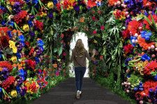 東京ミッドタウン日比谷で「ヒビヤブロッサム 2024」巨大なドーム型の造花アートや限定メニュー