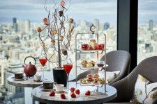 センタラグランドホテル大阪の苺アフタヌーンティー、ケーキやマカロン“スイーツ狩り”風ツリースタンドで