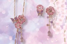 アナ スイ「八重桜×蝶」ネックレス＆ピアス、桜に寄り添う蝶やピンクのガラスパーツ付き