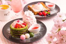 エッグスンシングス春限定スイーツ、“桜と抹茶”のつぶあんサンドパンケーキ＆桜フレンチトースト