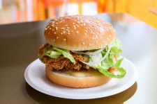 韓国発バーガー＆チキン「マムズタッチ」日本上陸＆渋谷に、“揚げたて＆ジューシー”なチキンバーガー