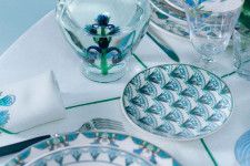 ディオール メゾン“蓮の花”咲くテーブルウェア、ブルー＆グリーン基調のプレートやガラス食器