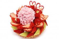 カフェコムサ24年母の日“カーネーション咲く”いちごケーキ、白あんラズベリークリームの優しい甘さ