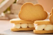 ホテル椿山荘東京「東京雲海」の雲形クッキーサンド、“ふんわり”バタークリーム＆ラムレーズンをイン
