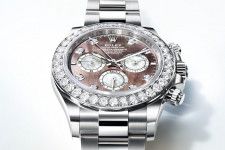 ロレックスの腕時計「コスモグラフ デイトナ」24年新作、際立つマザーオブパールのコントラスト