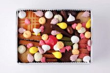 “まるで宝石箱”ピエール・エルメ・パリ×パティスリーサツキの限定クッキー缶、19種のショコラや焼菓子