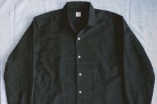 シャツブランド「ピリオドフィーチャーズ」レショップ限定シャツ、インドの伝統布「カディ」を黒染めに