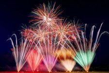 「葛飾納涼花火大会」江戸川河川敷で、“臨場感あふれる”約15,000発の打ち上げ花火