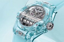 ウブロの腕時計「ビッグ・バン MP-11」24年新作、透明感あるウォーターブルーのサファイアケース