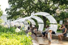 東京ミッドタウンの24年夏イベント、翠ジンソーダを味わうガーデンラウンジ＆ひんやり“足水”で夕涼み