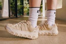 UGG「キャップトレイル」スニーカー、“ギザギザ”厚底ソールや UGG「キャップトレイル」スニーカー、“ギザギザ”厚底ソールや
