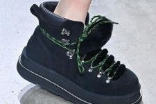 UGG×sacaiのコラボブーツ&ローファー、シアリングでワイルドな UGG×sacaiのコラボブーツ&ローファー、シアリングでワイルドな