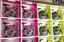 「ワンランク上の折りたたみ自転車」3選　日本最大の自転車フェスティバル“サイクルモード”で発見！　市販のスーツケースに収まるモデルも