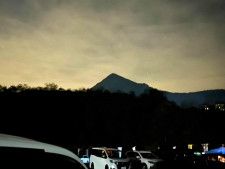 夜明け前には多くの車が河原に！遠くには武甲山の姿が　©釣りビジョン
