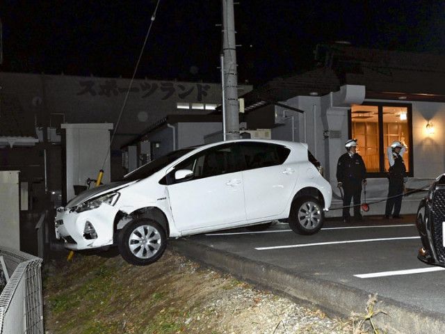 20代運転の車が焼き肉店に衝突　福島