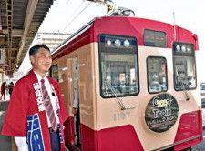 父と２人で飯坂線の列車を運行した思い出がある三浦さん。記念列車を前に「地域の支えがなければこの日を迎えることはできなかった」と感慨に浸った＝１３日、福島市