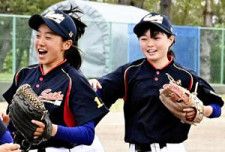 初の公式戦に臨んだ聖光学院高の女子硬式野球部＝２０日、仙台市