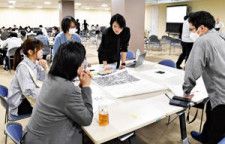 ＪＲ福島駅周辺の再開発事業について意見を出し合う参加者