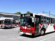 今月からダイヤが再編された新常磐交通のバス。ドライバー不足と２０２４年問題で苦渋の決断を迫られた＝いわき市・ＪＲいわき駅