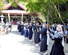 剣舞を奉納する濫觴武楽隊＝２９日、伊達市霊山神社
