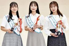 第６０代ミスうねめに選ばれた（左から）高田さん、宗像さん、府中さん