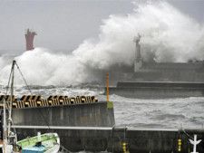 防波堤に激しく打ち寄せる大波。地球温暖化は台風にも影響する＝２０１９年１０月、いわき市・四倉港