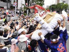 「東北絆まつり」のパレードで披露された大わらじ。沿道に大きく傾くと観客から歓声が上がった＝９日、仙台市