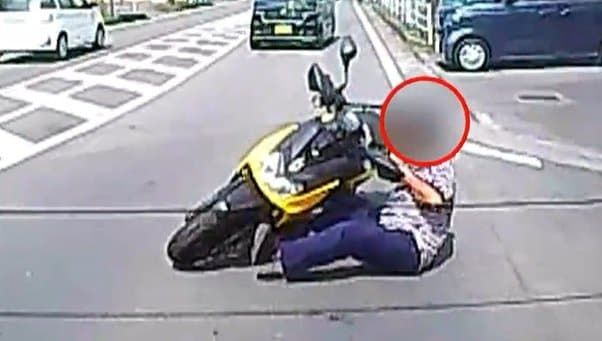【独自】「いきなりドーン！」バイクが車に追突・転倒　周囲の人々が心配して集まるも…通報中にライダーは“歩道走行”で逃走　神奈川・平塚市
