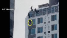 高層マンションに突入 確保の瞬間　40代女が「置き配」窃盗か　韓国
