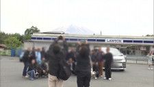 「コンビニ富士」に“駆け込み撮影”殺到　別のローソンにも多くの観光客が　「津軽富士」でもトラブルが