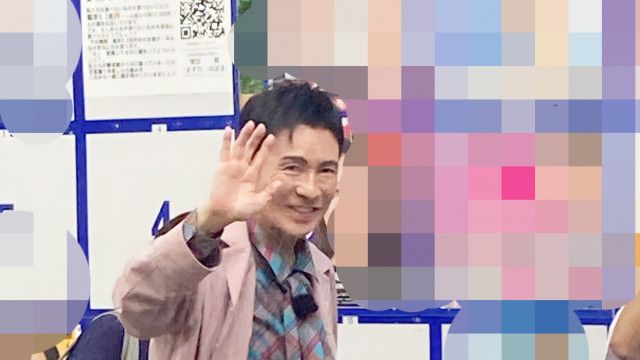 郷ひろみ 大勢のスタッフを連れて突然現れたレジェンドアイドルに街は騒然も余裕の”神対応“