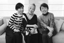 中村メイコさん（中央）と娘の神津はづきさん（左）、神津カンナさん（右）（母娘3人での座談会は笑顔で。『婦人公論』2020年2月10日号より／撮影：宮崎貢司）