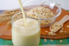 「オーツミルク」が人気上昇中！高栄養・低カロリーな植物性ミルクを食事に取り入れて、健康・美容維持に。オートミールがあれば手作りも可能！