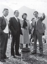 『代議士の妻たち２』初回の長良川ロケで。左から左右田一平、佐藤慶、筆者、渡瀬恒彦（写真：『証言 TBSドラマ私史: 1978-1993』より）