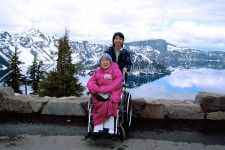 90代の母と、アメリカ・オレゴン州の雄大な大自然を満喫。2008年に初めて訪れた時のもの。（写真提供：市毛さん）