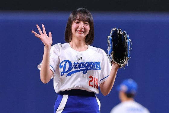 スカートお構いなし…“役満ボディー”美女が豪快足上げ　場内どよめき「さすがにすごい」