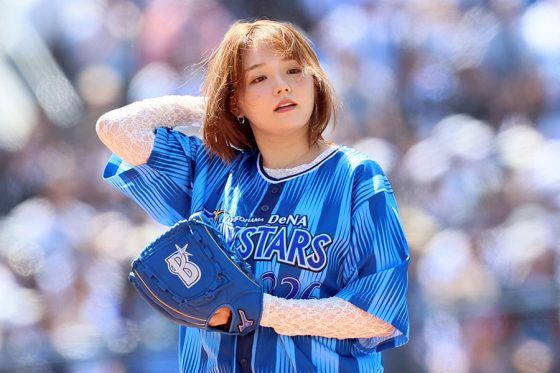 ミニスカで美女が“豪快投球”　強風でユラユラと…ファンも「ひらりとした瞬間ドキッって」