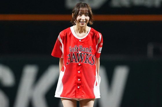 元アイドルの始球式に気づいた“違和感”　10年ぶり降臨、ショーパン姿に「時代を感じる」