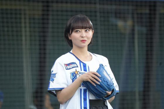 ミニスカ始球式が「可愛すぎ」　2軍戦で異例の熱気「そりゃあ、外野も開放ですわな」