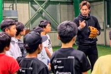 「BT野球スクール」で選手を指導する生島峰至氏【写真：本人提供】