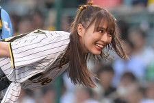 始球式を行った女優の内田理央さん【写真：産経新聞社】