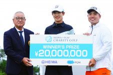 馬場咲希（中央）と蝉川泰果（右）は優勝賞金2000万円を獲得した
