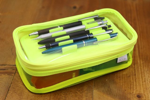 見えない部分に驚きの仕掛けが！ この夏「XCOA リバーシブルクリヤーペンケース」で文房具愛が燃え上がる