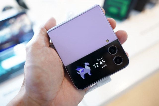 サムスン「Galaxy Z Flip5」の外側ディスプレイ、本当にデカくなる？ 専用プラスチックケースと称される写真が公開