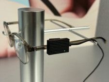 あらゆるメガネに装着できる4gのハンズフリーマウス！障がい者のPC操作を助ける「JINS ASSIST（ジンズ アシスト）」