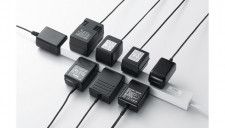 ACアダプタが8個挿せる！ 差込口を交互に配置したスリムタイプの電源タップ