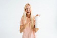 「ギプス」が変わる！ 通気性・防水・カラフルの三拍子揃った新デザインとは？