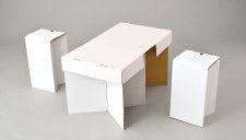 たたむと缶ビールケース大の大きさに！ 使ったあとの処分も簡単な段ボール製テーブルセット「お花見指定席」