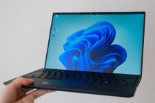 2025年ビジネスPCのファーストチョイスかも。 AIフル活用の超軽量モデル「FMV Note U」レビュー